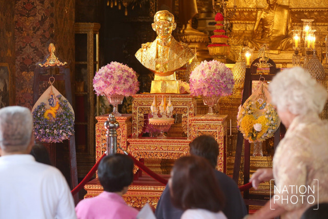 ปชช.เดินทางมาวัดบวรฯกันไม่ขาดสาย