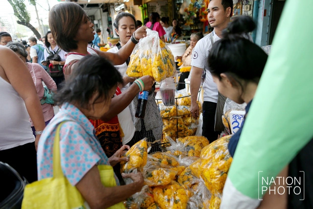 ปชช.แน่นปากคลองตลาด! เตรียมทำกระทงสำหรับวันลอยกระทง พรุ่งนี้!