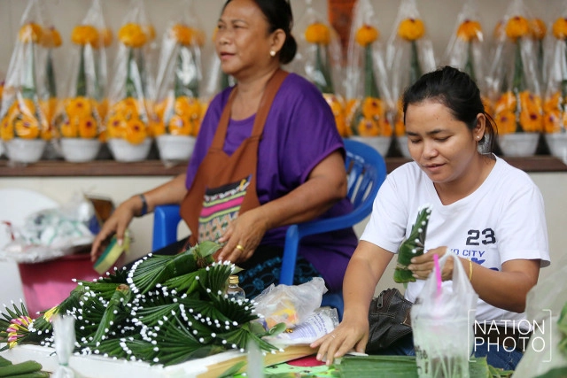 ปชช.แน่นปากคลองตลาด! เตรียมทำกระทงสำหรับวันลอยกระทง พรุ่งนี้!
