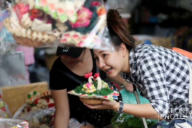 ปชช.แน่นปากคลองตลาด! เตรียมทำกระทงสำหรับวันลอยกระทง พรุ่งนี้!