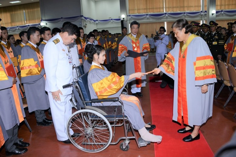 สุดปีติ! สมเด็จพระเทพฯ 
พระราชทานปริญญาบัตร 
2 บัณฑิตบาดเจ็บ ถึงแถวที่นั่ง