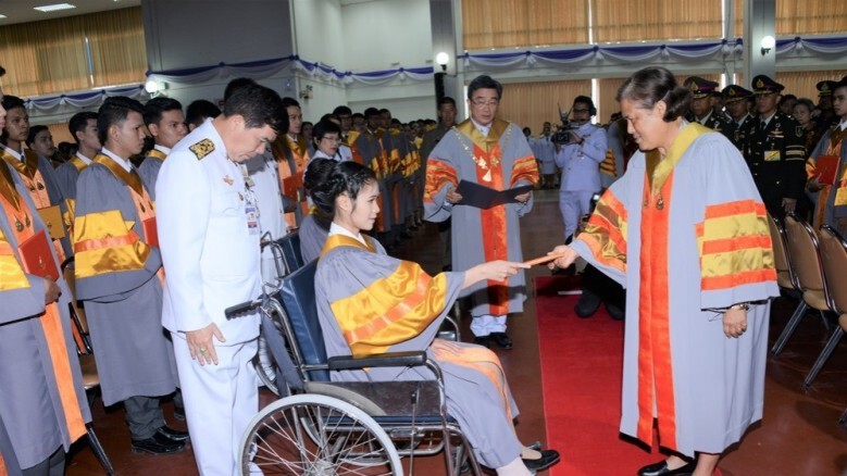 สุดปีติ! สมเด็จพระเทพฯ
พระราชทานปริญญาบัตร
2 บัณฑิตบาดเจ็บ ถึงแถวที่นั่ง สุดปีติ! สมเด็จพระเทพฯ
พระราชทานปริญญาบัตร
2 บัณฑิตบาดเจ็บ ถึงแถวที่นั่ง