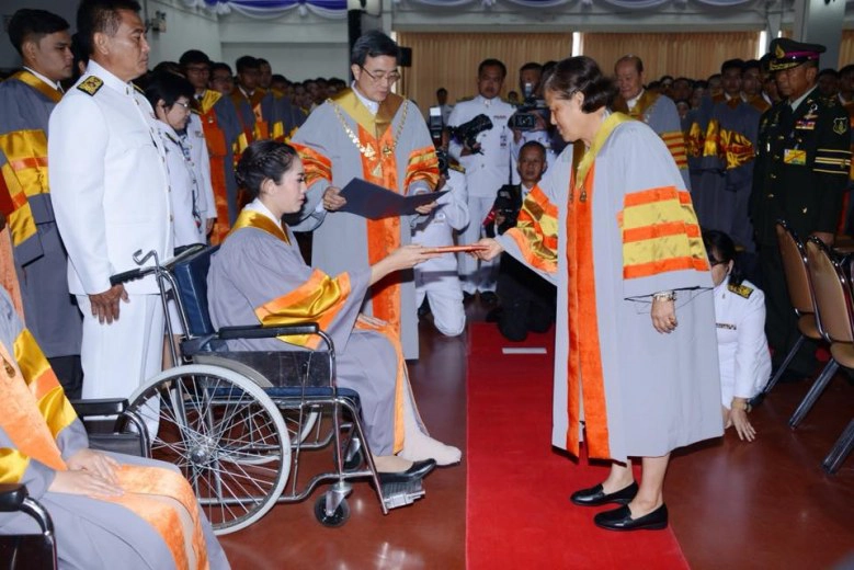 สุดปีติ! สมเด็จพระเทพฯ 
พระราชทานปริญญาบัตร 
2 บัณฑิตบาดเจ็บ ถึงแถวที่นั่ง