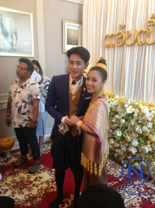"ฟลุค - แอปเปิ้ล" จูงมือเข้าพิธีมงคลสมรสเรียบร้อยแล้ว