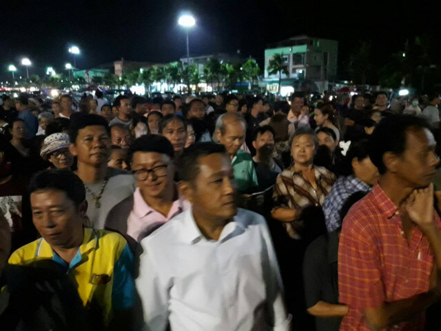 ส่อวุ่น! ประชาชนชาวจังหวัดชลบุรี ไล่ผู้ว่าฯยืดเยื้อ
หลังมี อส. ชูเอกสารขู่จะสลายการรวมตัว