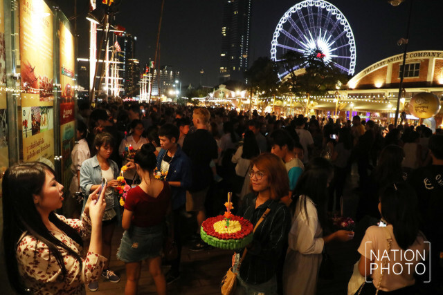 ปชช.ร่วมงานลอยกระทงประจำปี 2560 แน่น! เอเชียทีค เดอะ ริเวอร์ฟร้อนท์