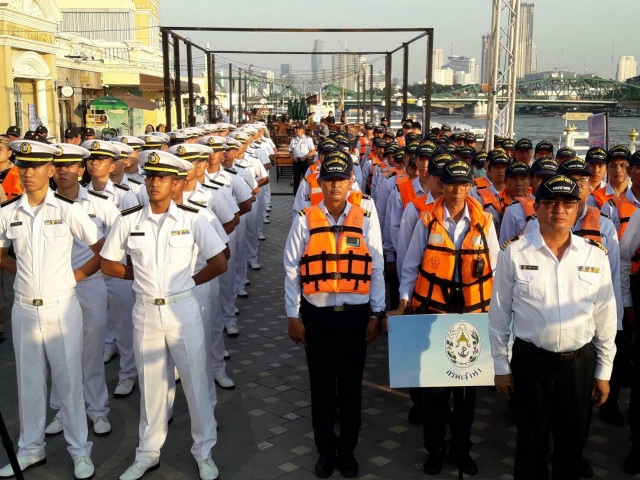 กรมเจ้าท่าปล่อยแถวเจ้าหน้าที่ปฎิบัติงานเรือตรวจการณ์และเรือรักษาการณ์ ในคืนวันลอยกระทง ประจำปี 2560