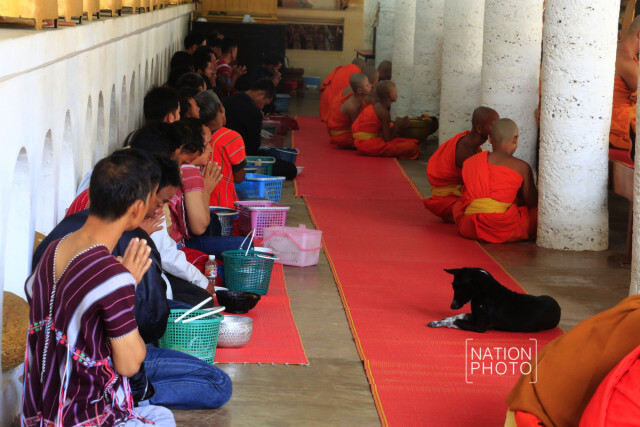 ประเพณีตักบาตรผัก