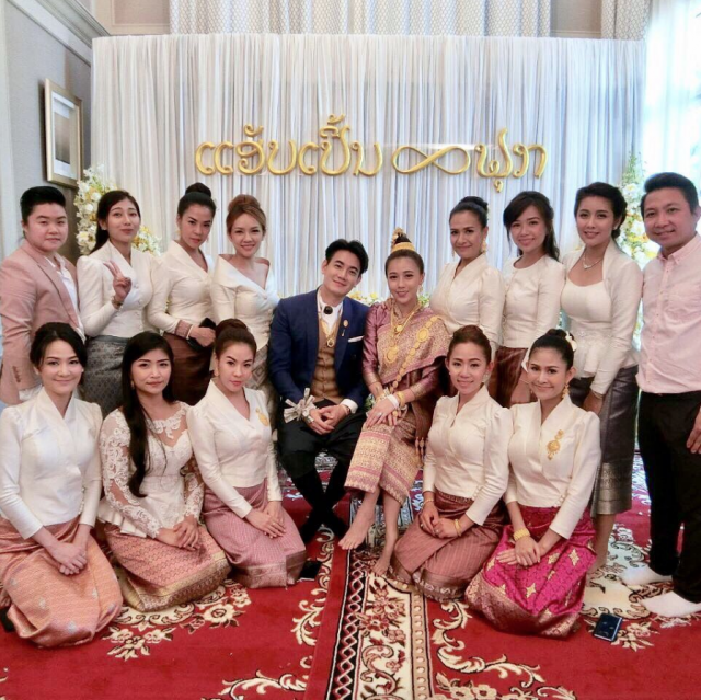 "ฟลุค - แอปเปิ้ล" จูงมือเข้าพิธีมงคลสมรสเรียบร้อยแล้ว
