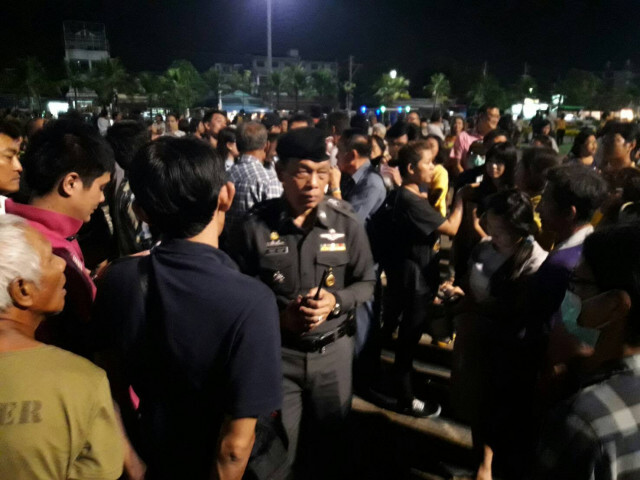 ส่อวุ่น! ประชาชนชาวจังหวัดชลบุรี ไล่ผู้ว่าฯยืดเยื้อ
หลังมี อส. ชูเอกสารขู่จะสลายการรวมตัว