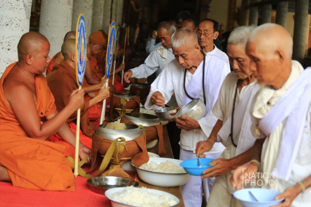 ประเพณีตักบาตรผัก