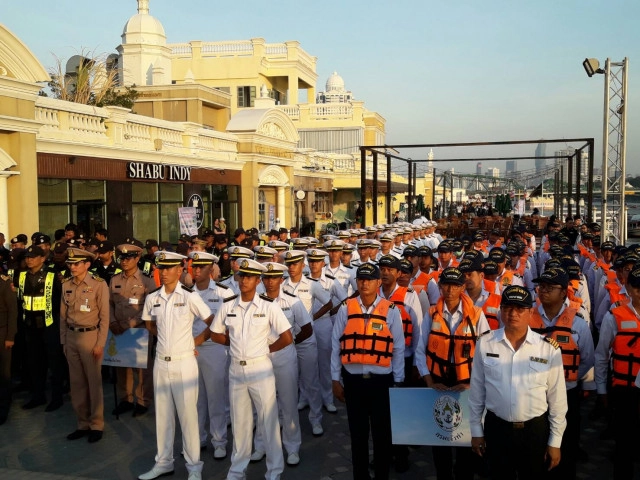 กรมเจ้าท่าปล่อยแถวเจ้าหน้าที่ปฎิบัติงานเรือตรวจการณ์และเรือรักษาการณ์ ในคืนวันลอยกระทง ประจำปี 2560