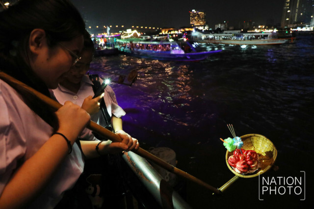 ปชช.ร่วมงานลอยกระทงประจำปี 2560 แน่น! เอเชียทีค เดอะ ริเวอร์ฟร้อนท์