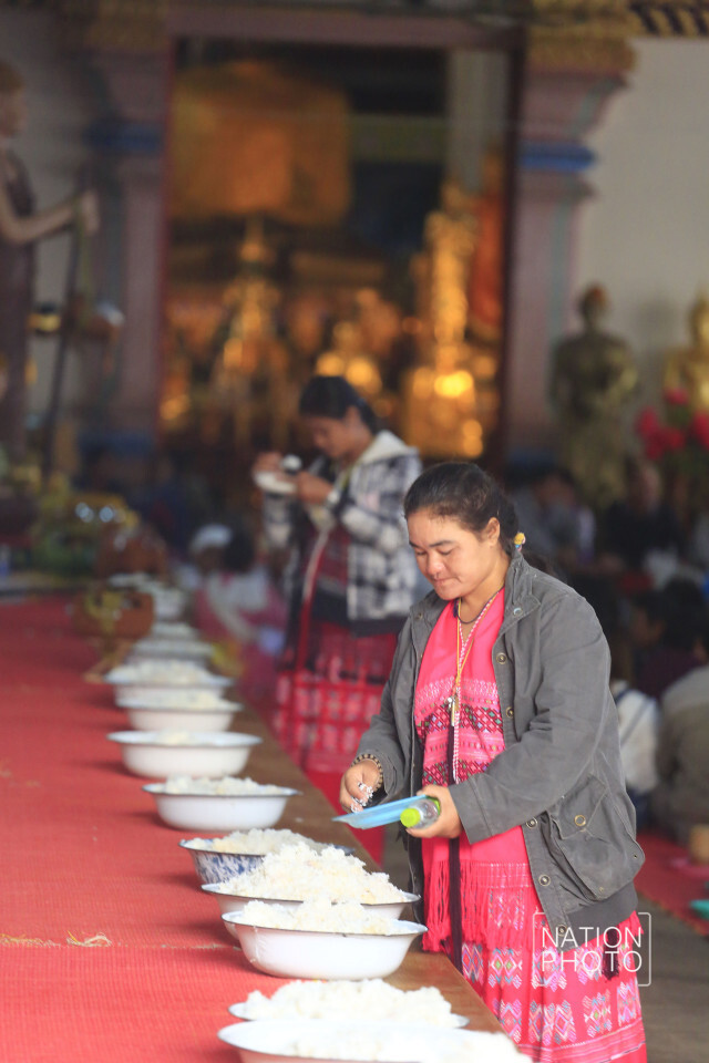 ประเพณีตักบาตรผัก