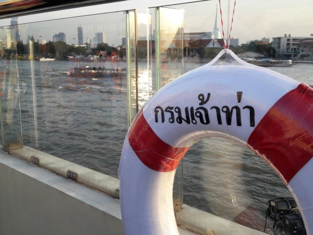 กรมเจ้าท่าปล่อยแถวเจ้าหน้าที่ปฎิบัติงานเรือตรวจการณ์และเรือรักษาการณ์ ในคืนวันลอยกระทง ประจำปี 2560