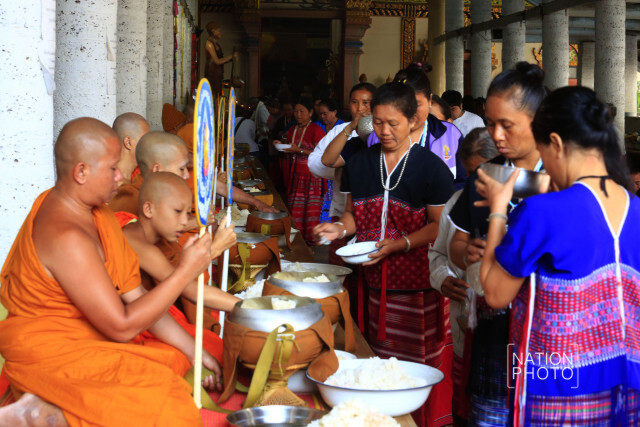 ประเพณีตักบาตรผัก