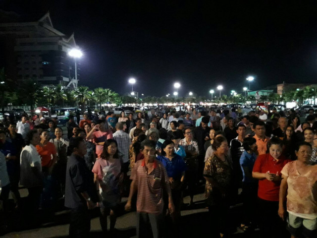 ส่อวุ่น! ประชาชนชาวจังหวัดชลบุรี ไล่ผู้ว่าฯยืดเยื้อ
หลังมี อส. ชูเอกสารขู่จะสลายการรวมตัว