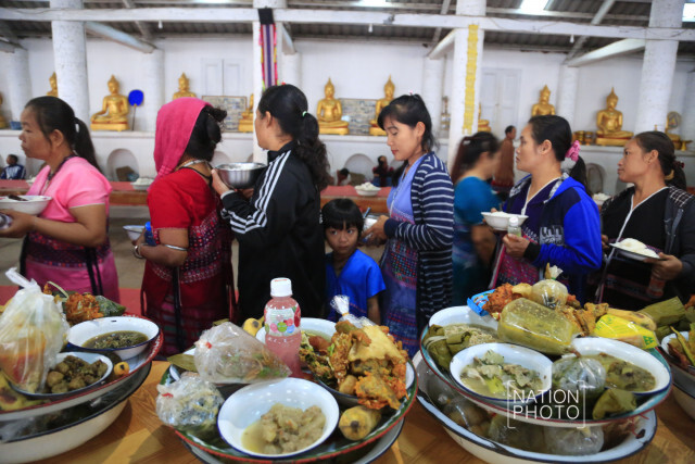 ประเพณีตักบาตรผัก