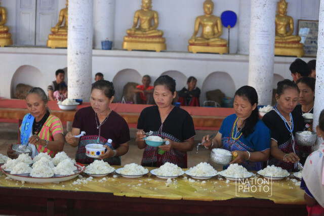 ประเพณีตักบาตรผัก