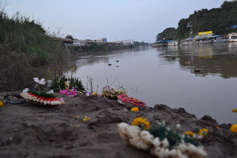 เร่งทำความสะอาด"กระทง"ริมฝั่งแม่น้ำน่าน