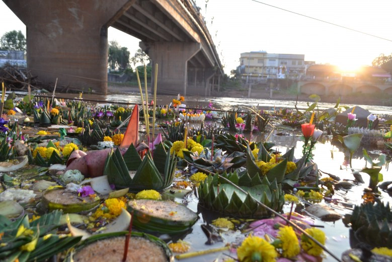 เร่งทำความสะอาด"กระทง"ริมฝั่งแม่น้ำน่าน