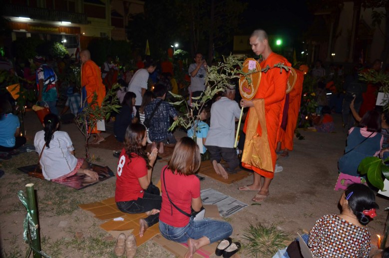 แห่งเดียวในโลก!! "ทอดผ้าป่าแถว"จ.กำแพงเพชร