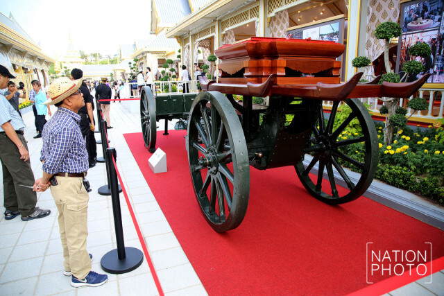 ประชาชนเข้าชมนิทรรศการ งานพระราชพิธีถวายพระเพลิงพระบรมศพ