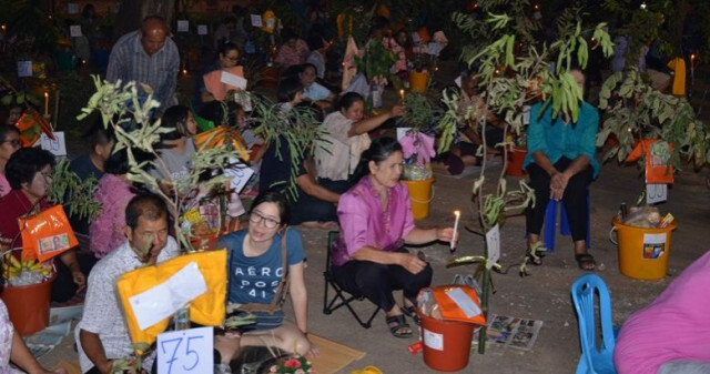 แห่งเดียวในโลก!! "ทอดผ้าป่าแถว"จ.กำแพงเพชร