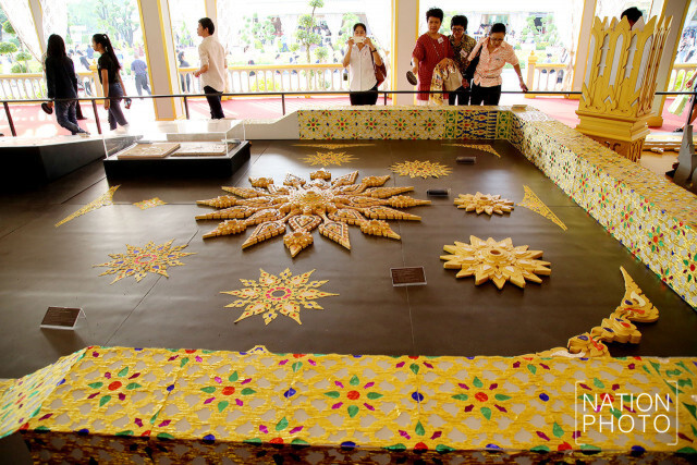 ประชาชนเข้าชมนิทรรศการ งานพระราชพิธีถวายพระเพลิงพระบรมศพ