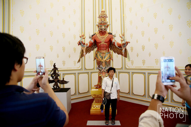 ประชาชนเข้าชมนิทรรศการ งานพระราชพิธีถวายพระเพลิงพระบรมศพ