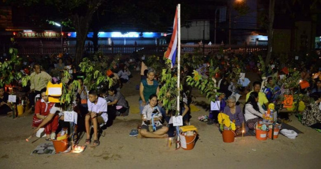 แห่งเดียวในโลก!! "ทอดผ้าป่าแถว"จ.กำแพงเพชร