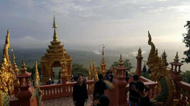 สัมผัสอากาศหนาว! นทท.แห่ชมทะเลหมอก วัดพระธาตุดอยพระฌาน