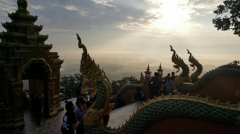สัมผัสอากาศหนาว! นทท.แห่ชมทะเลหมอก วัดพระธาตุดอยพระฌาน