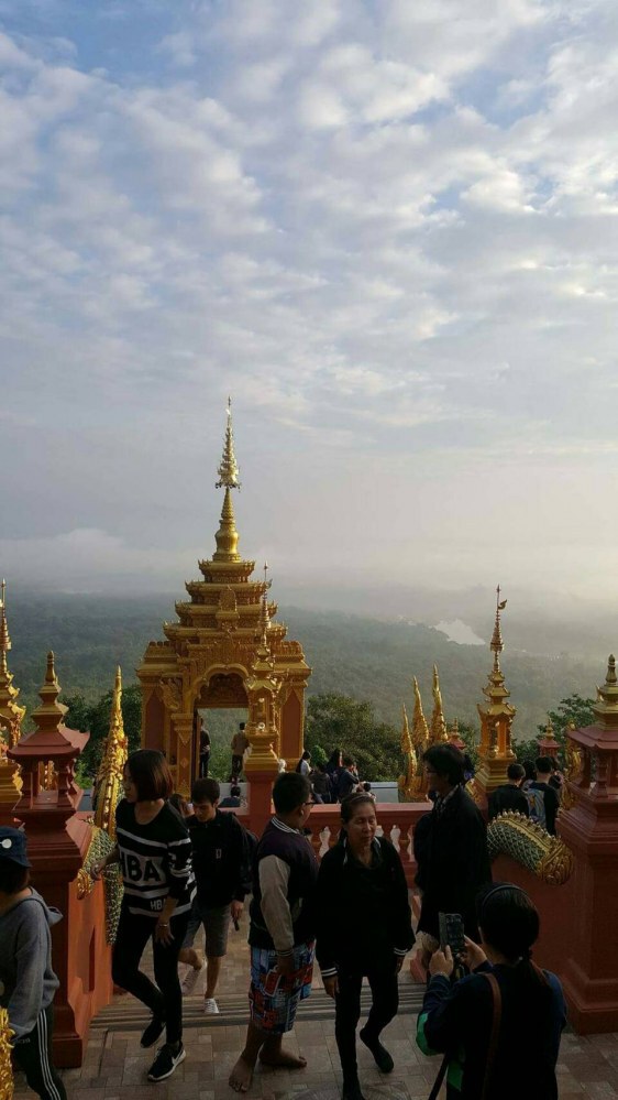 สัมผัสอากาศหนาว! นทท.แห่ชมทะเลหมอก วัดพระธาตุดอยพระฌาน