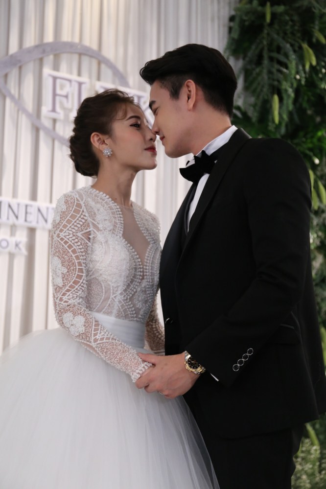 คนบันเทิงร่วมยินดี "ฟลุค"  จูงมือ "แอปเปิ้ล"  ฉลองวิวาห์หวาน