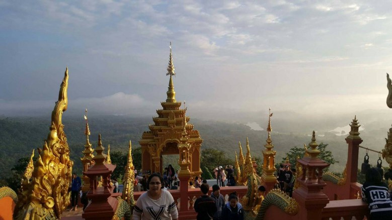 สัมผัสอากาศหนาว! นทท.แห่ชมทะเลหมอก วัดพระธาตุดอยพระฌาน