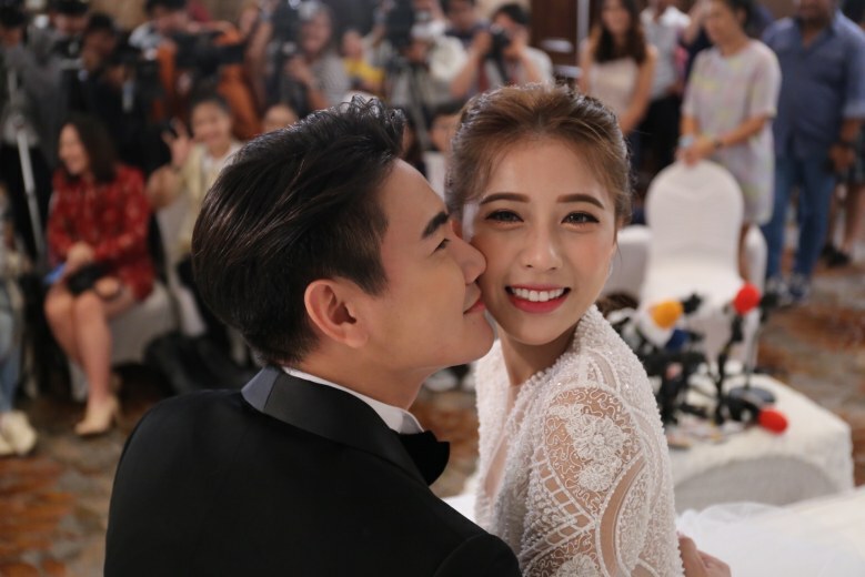 คนบันเทิงร่วมยินดี "ฟลุค"  จูงมือ "แอปเปิ้ล"  ฉลองวิวาห์หวาน