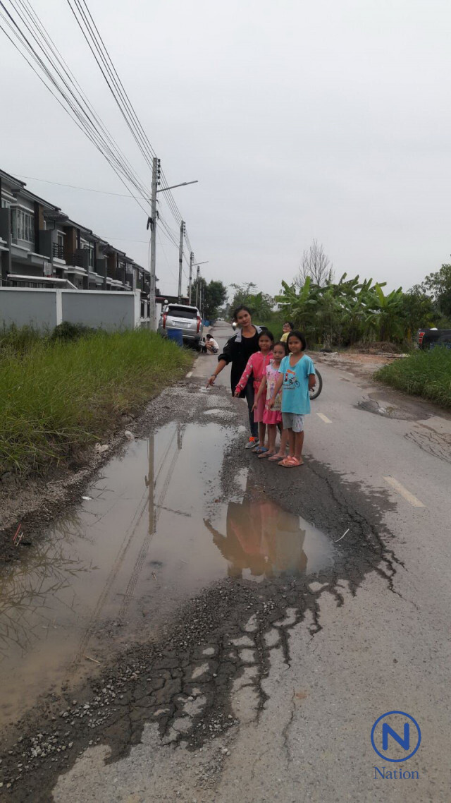 ชาวบ้านคลองสามเดือด!
ปิดถนนประท้วง
รถบรรทุกปูน
วิ่งผ่านถนนเข้าชุมชนพังเสียหาย