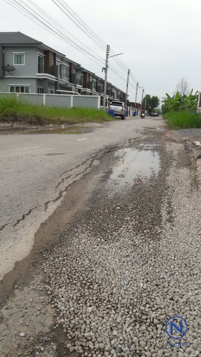 ชาวบ้านคลองสามเดือด!
ปิดถนนประท้วง
รถบรรทุกปูน
วิ่งผ่านถนนเข้าชุมชนพังเสียหาย