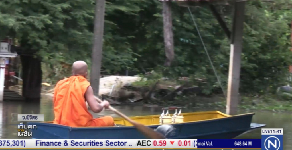 พิจิตร...น้ำยังท่วมสูง พระสงฆ์ต้องพายเรือบิณฑบาต พิจิตร...น้ำยังท่วมสูง พระสงฆ์ต้องพายเรือบิณฑบาต