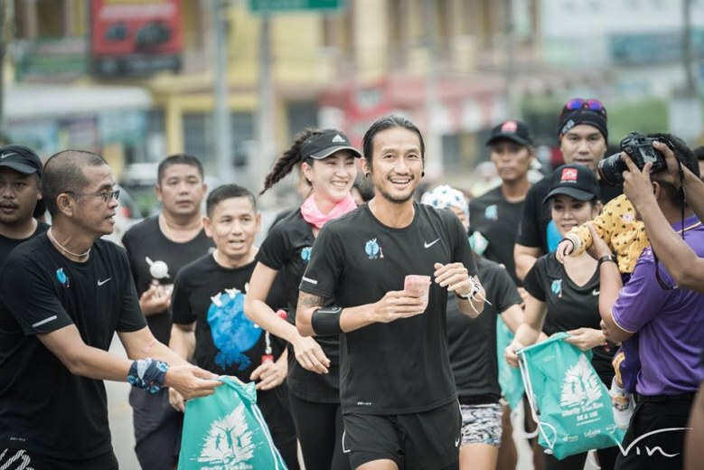 เศรษฐีเมืองคอนใจบุญ
ร่วมบริจาค 16 ล้านให้ "ตูน บอดี้สแลม"
