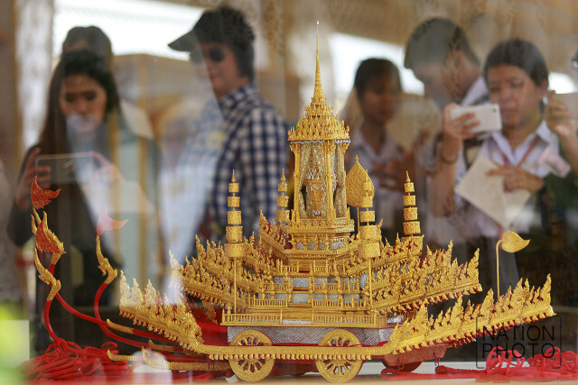 (ภาพชุด)ปชช.เข้าชมนิทรรศการพระเมรุมาศแน่นขนัด!
