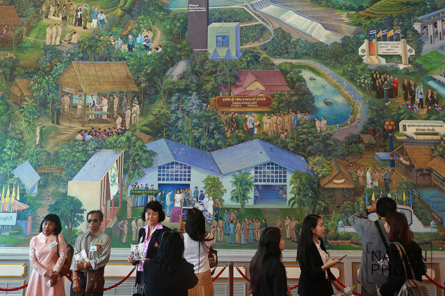(ภาพชุด)ปชช.เข้าชมนิทรรศการพระเมรุมาศแน่นขนัด!