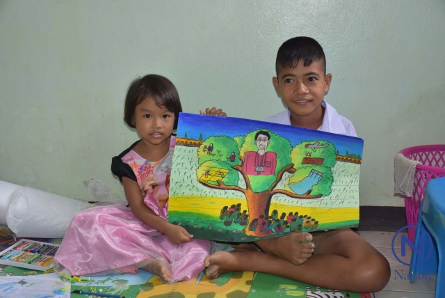 "น้องทาม" หนูน้อยไร้แขน ชนะเลิศแข่งขันวาดภาพระดับเขต
