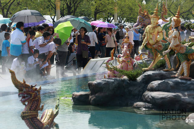 (ภาพชุด)ปชช.เข้าชมนิทรรศการพระเมรุมาศแน่นขนัด!