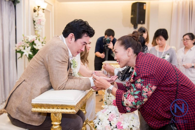 เป็นภาพที่น่ายินดี! พิธีแต่งงาน "ชาคริต - แอน" แบบเรียบง่าย