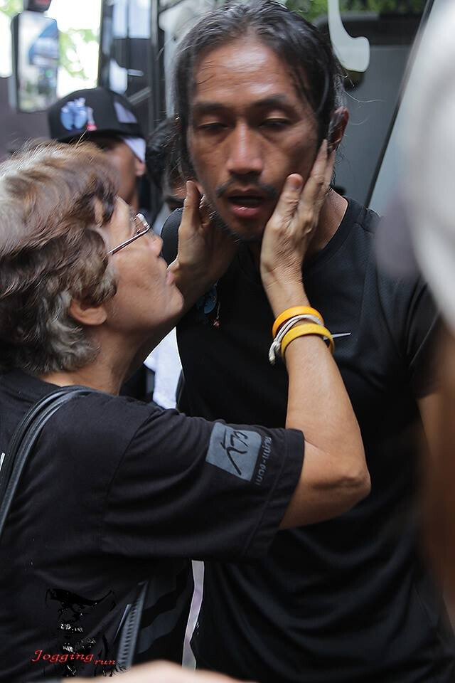 แม่ที่คอยให้กำลังใจ "ตูน บอดี้แสลม" ทุกจุดพัก "ก้าวคนละก้าว"