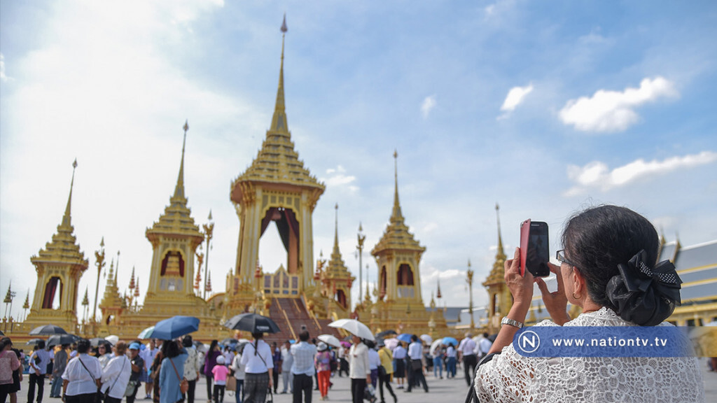 ประชาชนเข้าชมนิทรรศการ งานพระราชพิธีถวายพระเพลิงพระบรมศพ รัชกาลที่ 9 ประชาชนเข้าชมนิทรรศการ งานพระราชพิธีถวายพระเพลิงพระบรมศพ รัชกาลที่ 9