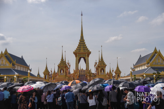 ประชาชนเข้าชมนิทรรศการ งานพระราชพิธีถวายพระเพลิงพระบรมศพ รัชกาลที่ 9