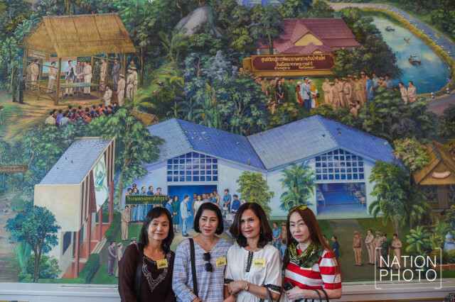 ประชาชนเข้าชมนิทรรศการ งานพระราชพิธีถวายพระเพลิงพระบรมศพ รัชกาลที่ 9